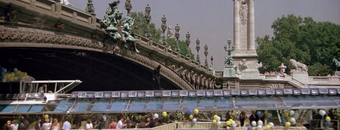 Alexander III Bridge is one of A View to a Kill (1985).