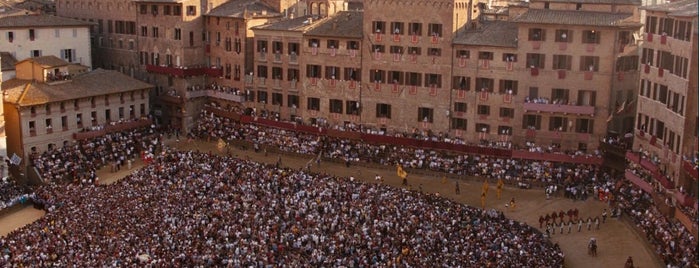 Piazza del Campo is one of Quantum of Solace (2008).