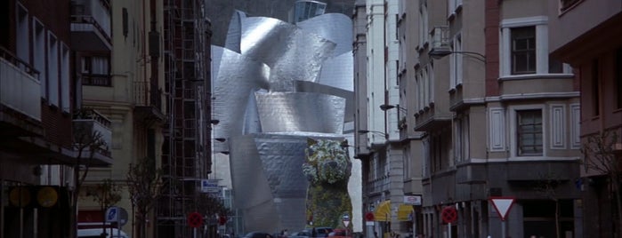 Guggenheim Museum is one of The World Is Not Enough (1999).