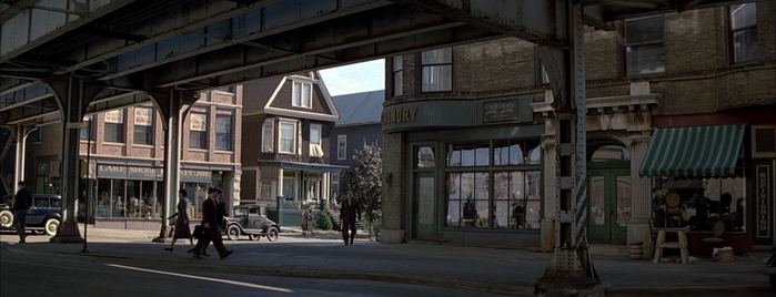 Houndstooth Saloon is one of The Untouchables (1987).