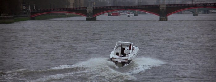 Lambeth Bridge is one of The World Is Not Enough (1999).