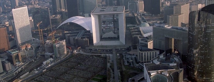 Grande Arco de La Défense is one of The Bourne Identity (2002).