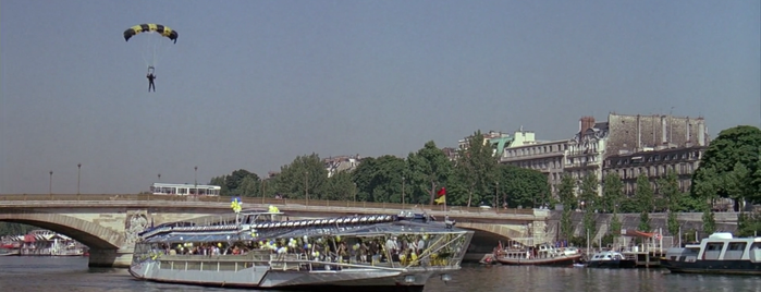 Pont des Invalides is one of A View to a Kill (1985).