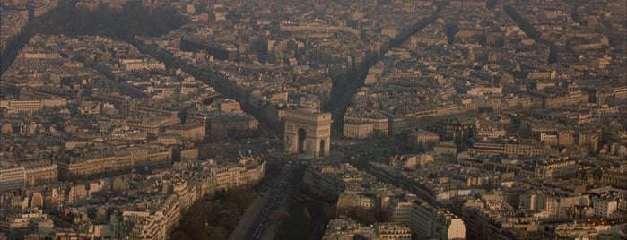 Arco di Trionfo is one of The Bourne Identity (2002).