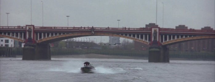 Vauxhall Bridge is one of The World Is Not Enough (1999).