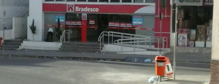 Bradesco is one of rua Cassimiro de Abreu.