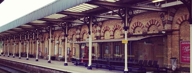 Warrington Central Railway Station (WAC) is one of Tempat yang Disukai Nick.