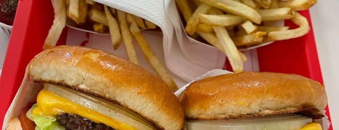 In-N-Out Burger is one of Lugares favoritos de Mike.