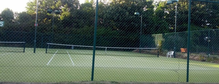 Cheam Sports Club is one of Grant'ın Beğendiği Mekanlar.