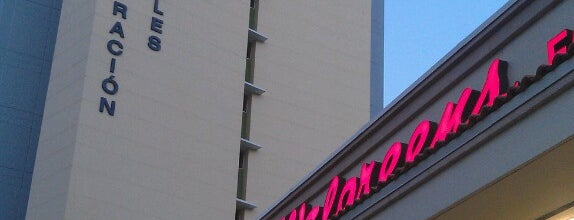 Walgreens is one of Tempat yang Disukai sinadI.