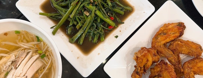 ก๋วยเตี๋ยวไก่แม่ศรีเรือน (Maesriruen) is one of All-time favorites in Thailand.