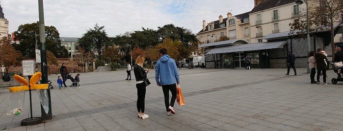 Place Hoche is one of Rennes.