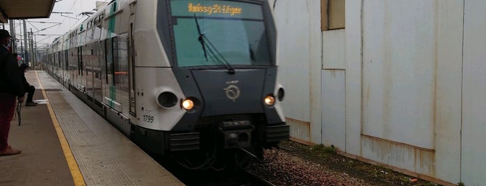 Gare SNCF de Maisons-Laffitte is one of Transports.