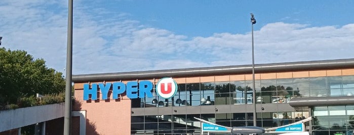 Hyper U is one of สถานที่ที่ Marta ถูกใจ.