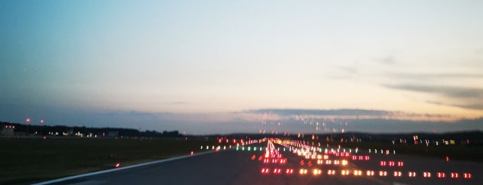 Runway 07/25 is one of Lotnisko/Airport.