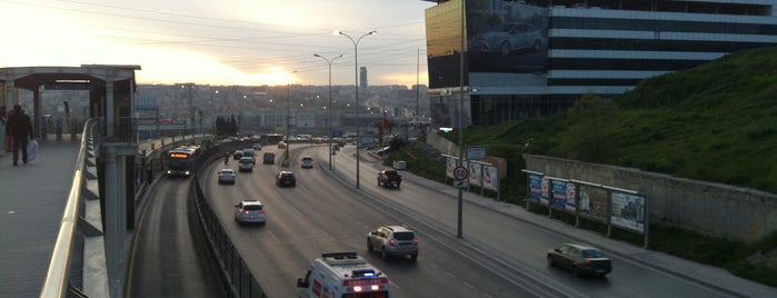 Saadetdere Mahallesi Metrobüs Durağı is one of Metrobüs Durakları.