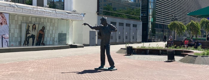 Памятник Майклу Джексону is one of ёбург.