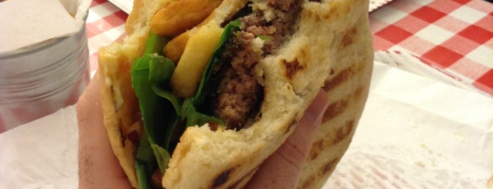 MoaBurger is one of Lugares favoritos de Yiannis.