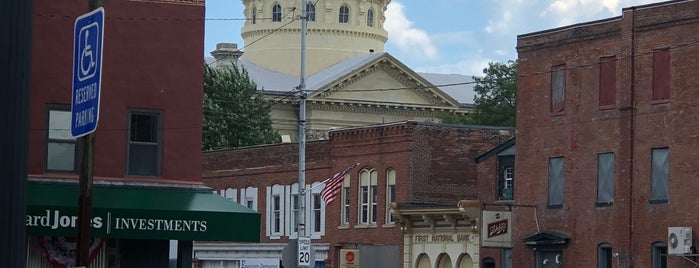 Macoupin County Courthouse is one of Illinois between 70 and 72.