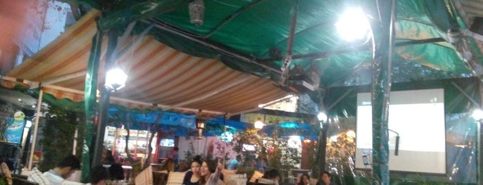 Cafe's Cafe & Nargile is one of Tempat yang Disukai Zeynep.