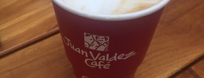 Juan Valdez Café is one of Locais curtidos por Manuel.