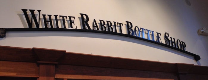 White Rabbit Bottle Shop is one of Lugares favoritos de Hugo.
