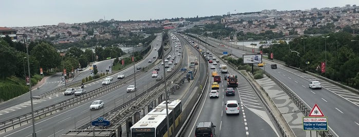 Halıcıoğlu Metrobüs Durağı is one of Metrobüs Durakları.