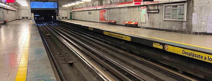 Metro Unión Latinoamericana is one of Linea 1 Metro de Santiago.
