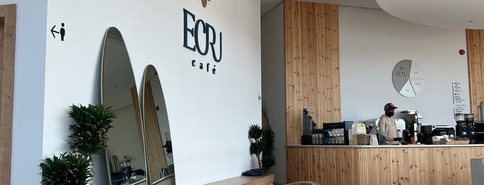Ecru Cafe is one of المقاهي المفضلة..