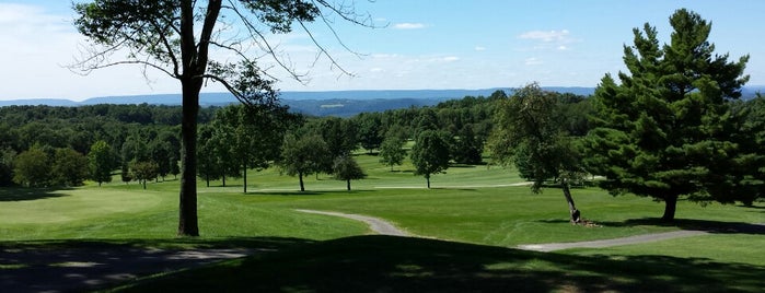 Apple Mountain Golf is one of Tempat yang Disukai Michael.