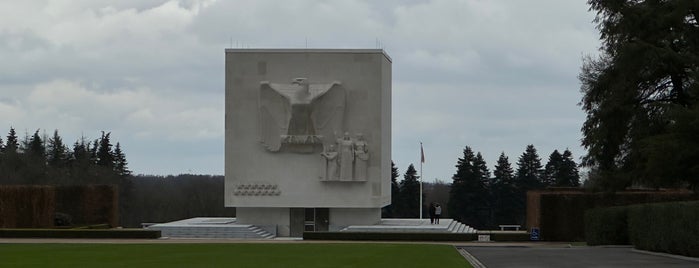 Ardennes American Cemetery and Memorial is one of Esneux.