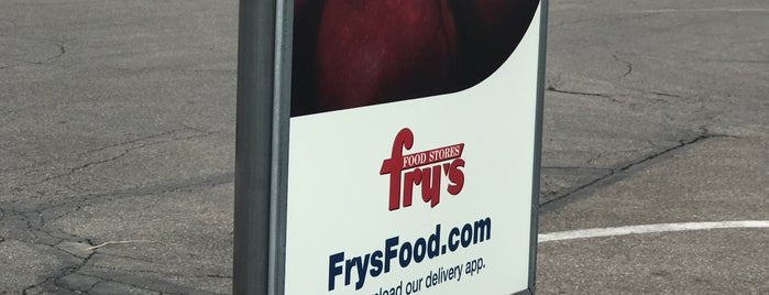 Fry's Food Store is one of Locais curtidos por Ricardo.
