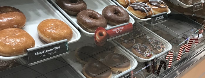 Krispy Kreme is one of Lugares guardados de William.