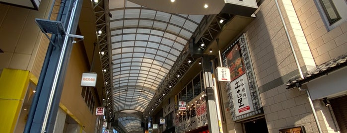 Shin-Nakamise Shopping Street is one of Lugares favoritos de Hirorie.