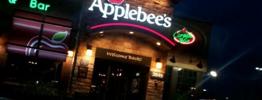 Applebee's Grill + Bar is one of สถานที่ที่ Dale ถูกใจ.