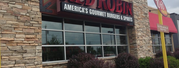 Red Robin Gourmet Burgers and Brews is one of Lieux qui ont plu à Owl.