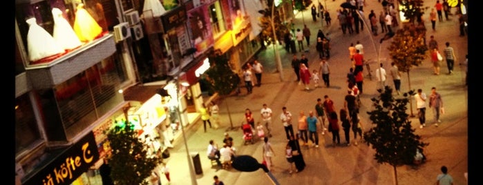 Çark Caddesi is one of Tempat yang Disukai Emre.