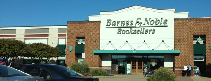 Barnes & Noble is one of Tempat yang Disukai Maria.