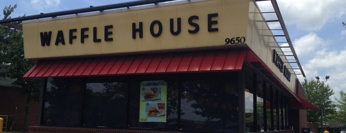 Waffle House is one of สถานที่ที่ Jordan ถูกใจ.