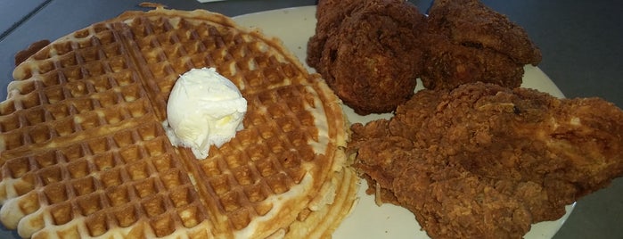 Lo-Lo's Chicken & Waffles is one of Locais salvos de Jackie.