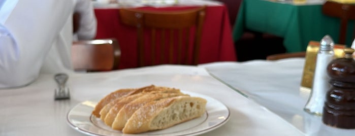 Le Relais de l'Entrecôte is one of The Foodie Joints.