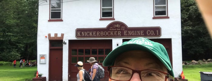 Rockland Lake State Park Hikers Parking is one of Tempat yang Disukai Justin.