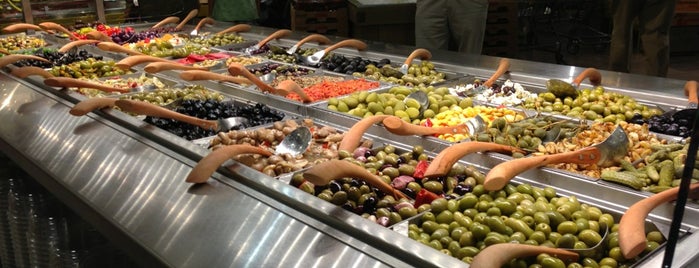 Whole Foods Market is one of Lugares favoritos de Tiffany.