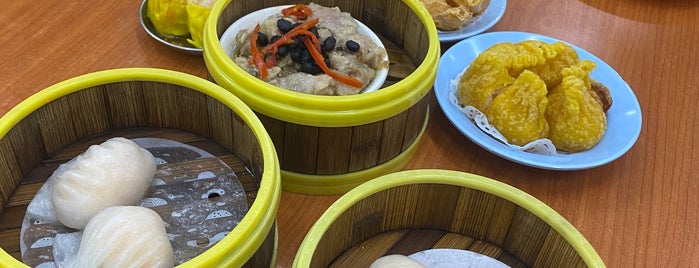 Restaurant Ful Lai Dim Sum (富涞饱饺点心茶楼) is one of Lugares favoritos de Christopher.