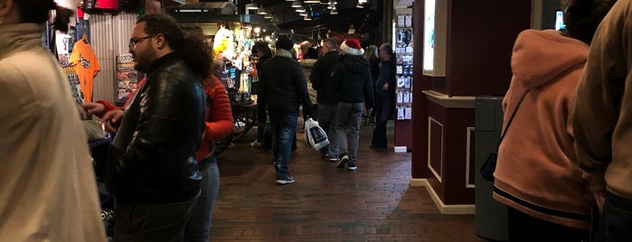 Quincy Market is one of Gizemさんのお気に入りスポット.