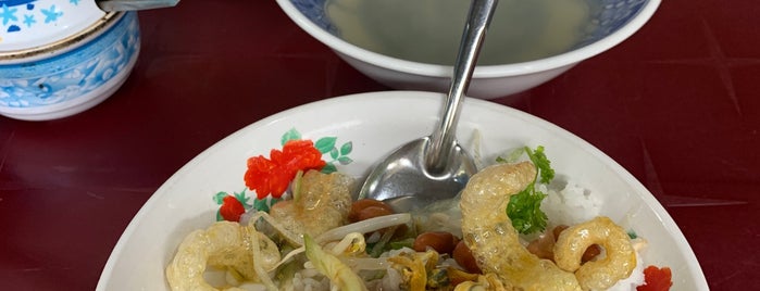 Cơm hến mụ Liêm is one of Hue for foodie.