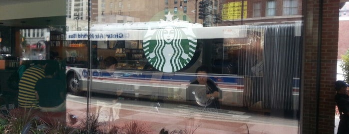 Starbucks is one of Orte, die Nikkia J gefallen.