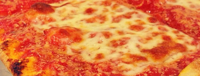 Rizzo's Fine Pizza is one of Lugares guardados de Anna.