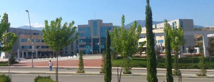 Karabük Üniversitesi is one of สถานที่ที่ Özgür ถูกใจ.