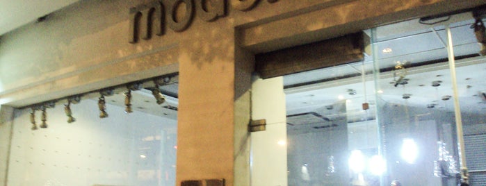 Model(l)o - clothes store is one of passing by places.